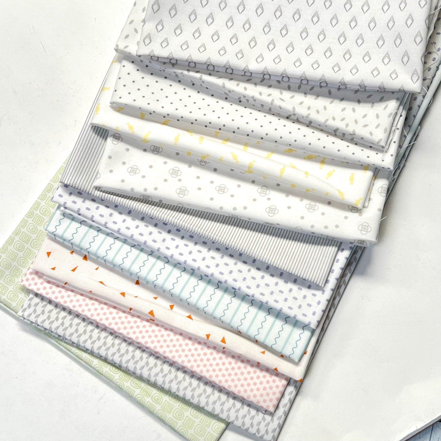 NEW One Yard Bundle Jen Kingwell Mixed Bag Bonbons fabric Low Volume Background Moda Fabrics Premium quilting cottons